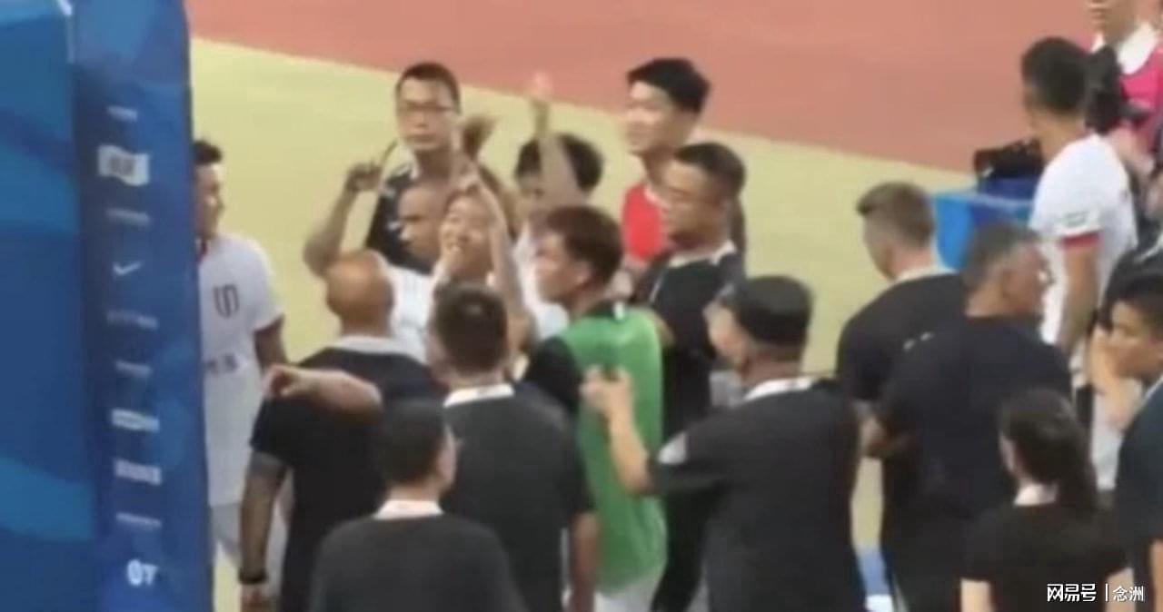 尊龙凯时比井盖?韦世豪疑似地域攻击河南!全家遭河南球迷辱骂+死亡威胁